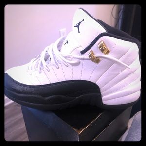 -Jordan Taxi 12’s. Size :6.5 Youth.